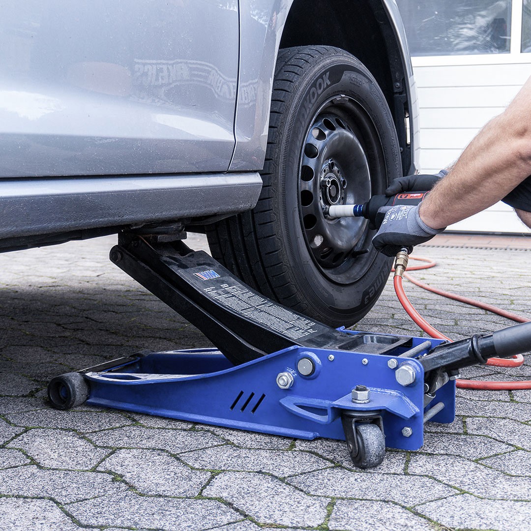 Step-by-Step Guide: How to Safely Use a Car Jack