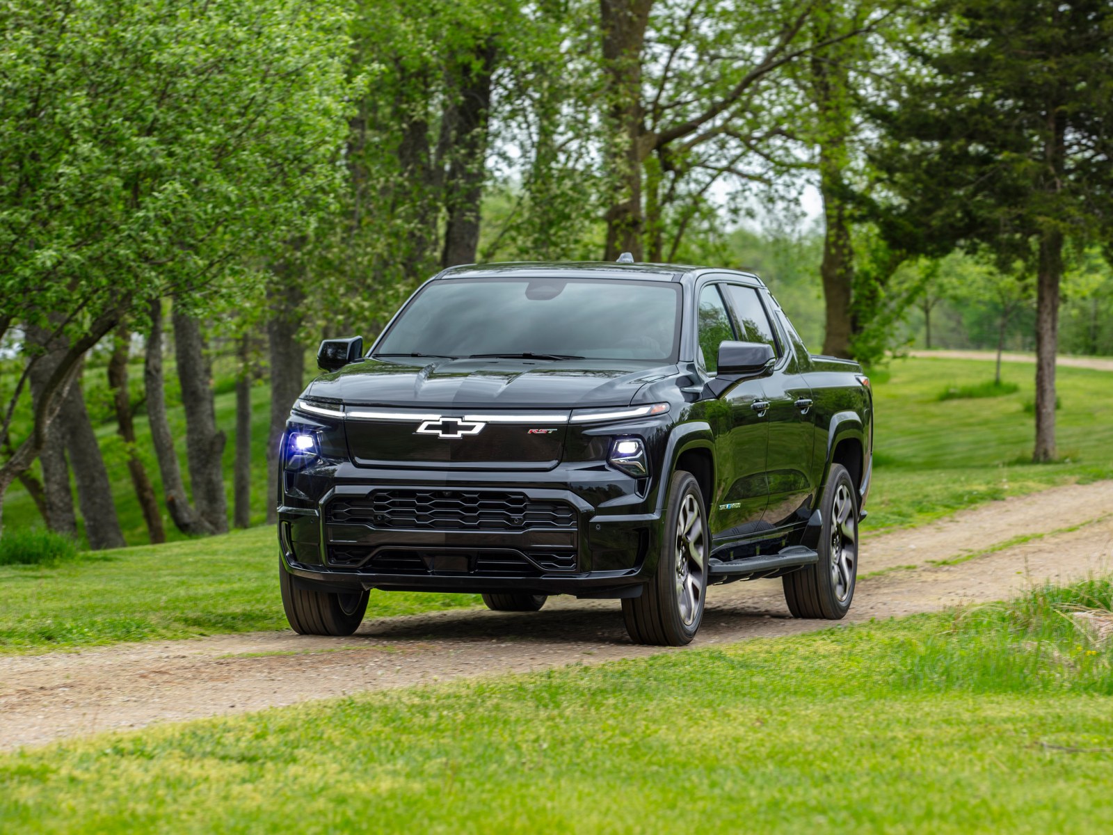 Top Weekly News Highlights: Kia EV6 in Focus, Chevrolet Silverado 1500 Makes the Cut