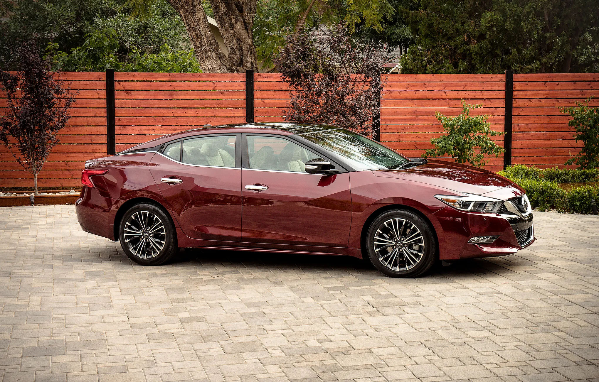 2016 Nissan Maxima: Sporty Sedan Design & Styling Guide